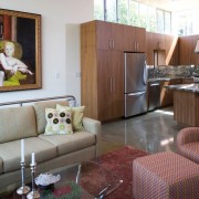 Кафельная плитка на полу кухни-студии