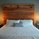 Белая кровать с деревянным изголовьем