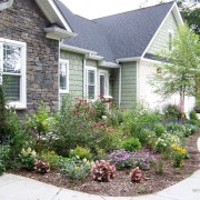 Для цветников и тропинок подойдет гравий, ветки - любой природный материал