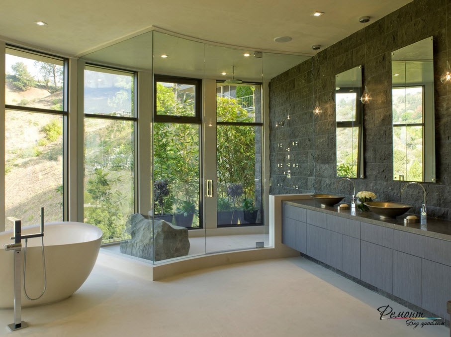 Ефектний інтер'єр просторої ванної кімнати з оздобленням стін каменем