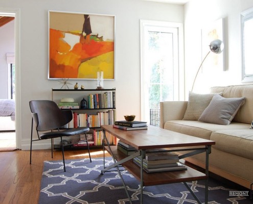 Оранжево-желтая картина в зале 18 м