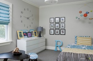 Часы в стене в спальной комнате