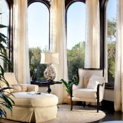 Белая мягкая мебель перед панорамными окнами