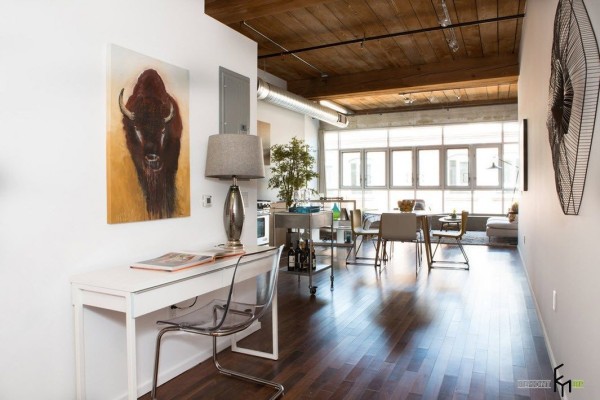 Рабочее место у входа в комнату