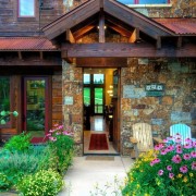 Зелень создает чудесный фон для цветов