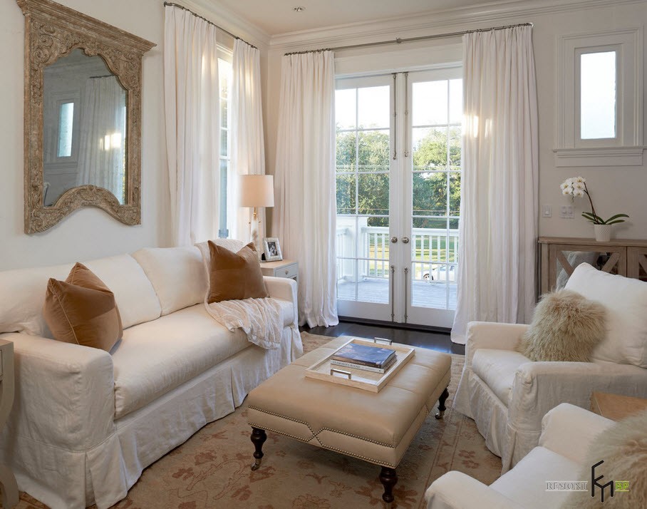 Белые шторы придают тожественности интерьеру небольшой гостиной