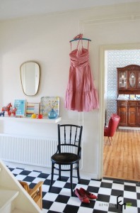 Розовый сарафан рядом с зеркалом в прихожей