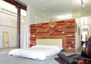 Деревянный стеллаж в спальной комнате
