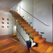 Деревяная лестница со стеклянными ограждениями