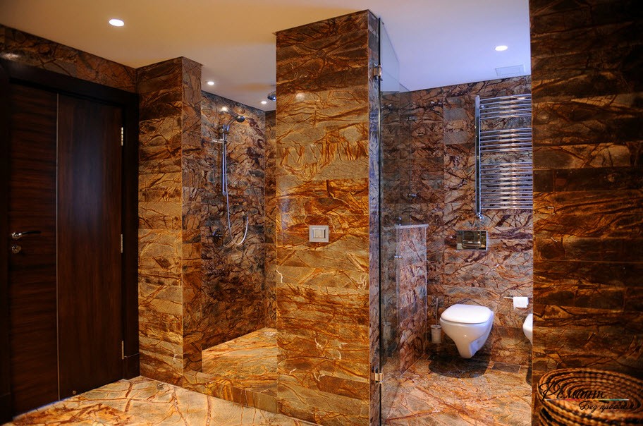 Ванна кімната з оздобленням з натурального та штучного каменю на фото