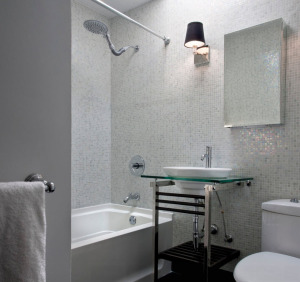 Черная мозаика на стене в ванной