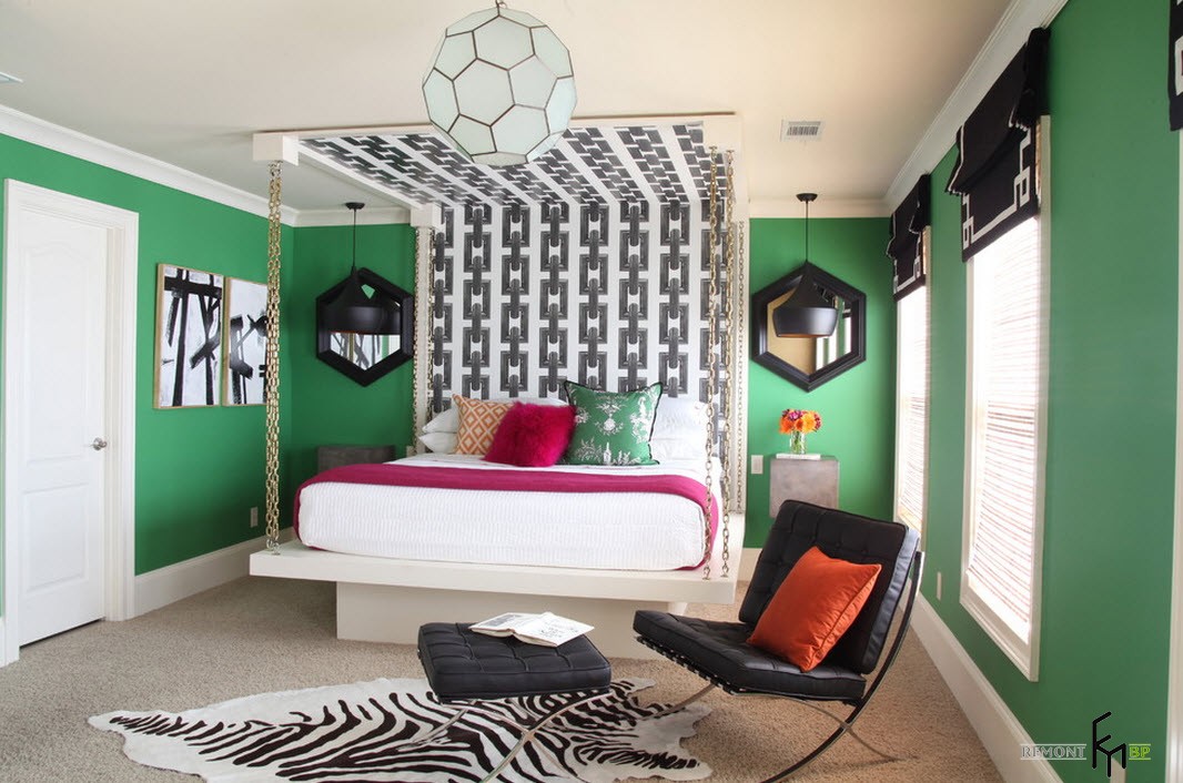 Подвесная кровать возле зеленой стены