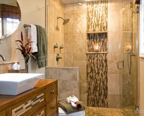 Поєднання мозаїки на меблів та стіні ванної
