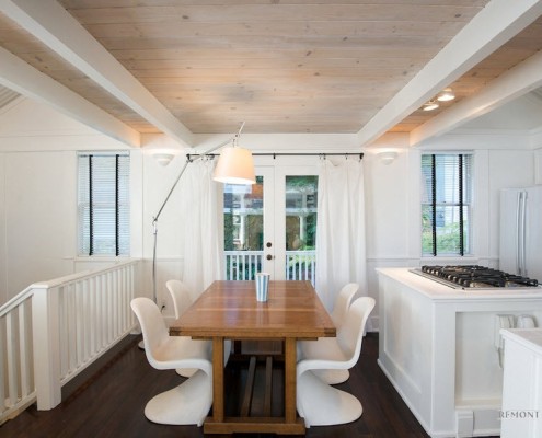 Деревянный потолок в легком и воздушном интерьере