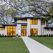 Дом с большими окнами