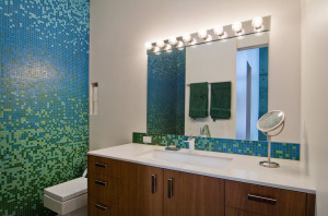 Сине-зеленая мозаика на стене в ванной