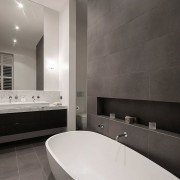 Серые стены и пол ванной