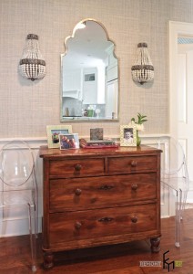 Фигурное вверху зеркало