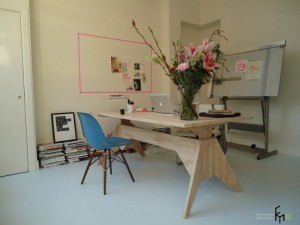 Оригинальный деревянный стол