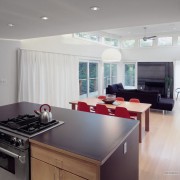 Отделение кухни с помощью стола