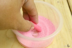 Третий этап изготовления цветного песка