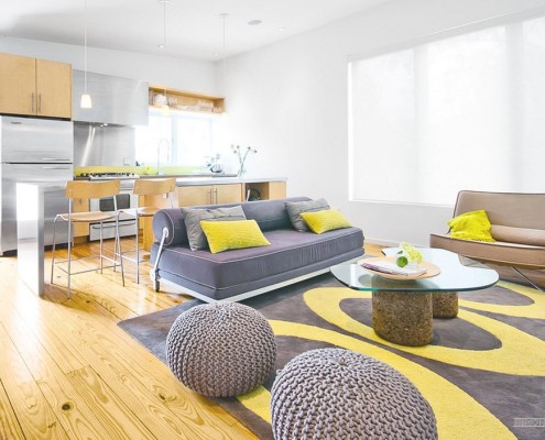 Яркие цвета в кухне-студии