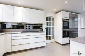 Белоснежная кухня с кафелем на полу