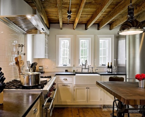 Интерьер с деревянным потолком