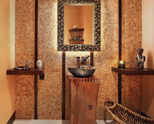 Мозаика на стенах ванны