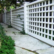 Белый решетчатый забор