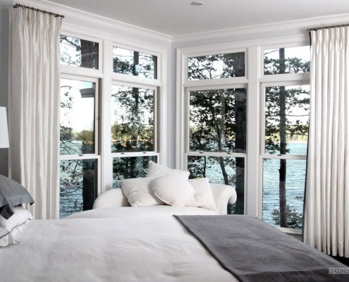Белое угловое окно в спальне