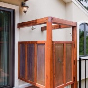 летний душ около входной двери