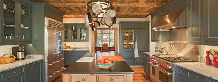 Деревянный потолок в интерьере Прованс