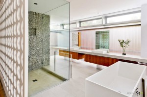 Хризантемы в прозрачной вазе в ванной комнате