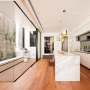 Панорамное окно в кухне-коридоре