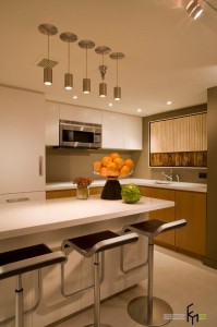 подвесные потолочные светильники на кухне