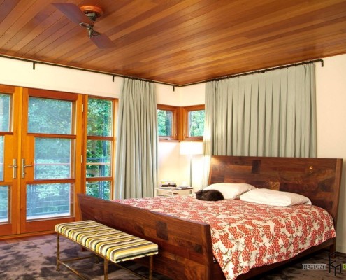 Глянцевый деревянный потолок