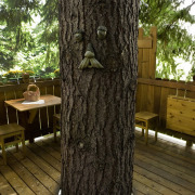 Оригинальное оформление балкончика в подвесном доме