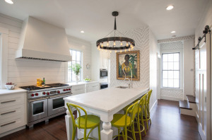 Необычна люстра в стиле средневековых замков