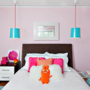 Яркие цвета в розовой спальне