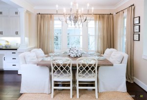 Белые кресла у стола