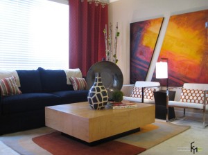 Черно-белая ваза на столе в гостиной