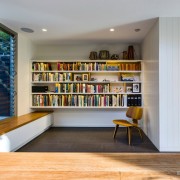 Ниша с книгами и стул