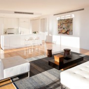 Сочетание белоснежного с темным в кухне-студии