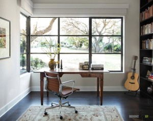 Изящный деревянный стол