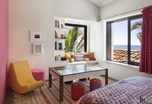 Цветные пуфики в спальной комнате