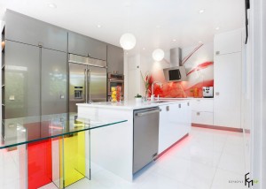 На фоне стеклянной стены