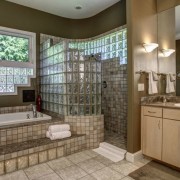 Зонирование с помощью перегородки из стеклоблоков