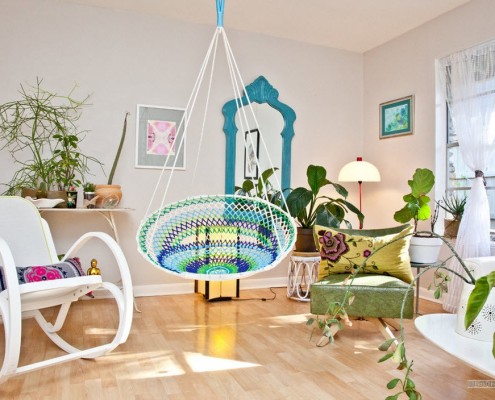 Подвесное кресло в комнате