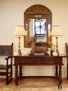 Зеркало и два торшера на столике